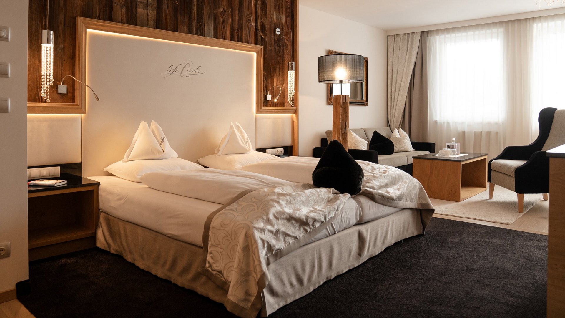 Wohlfühlurlaub im 5-Sterne-Hotel in Serfaus Modern eingerichtete Hotelzimmer mit zwei Einzelbetten und Sitzbereich