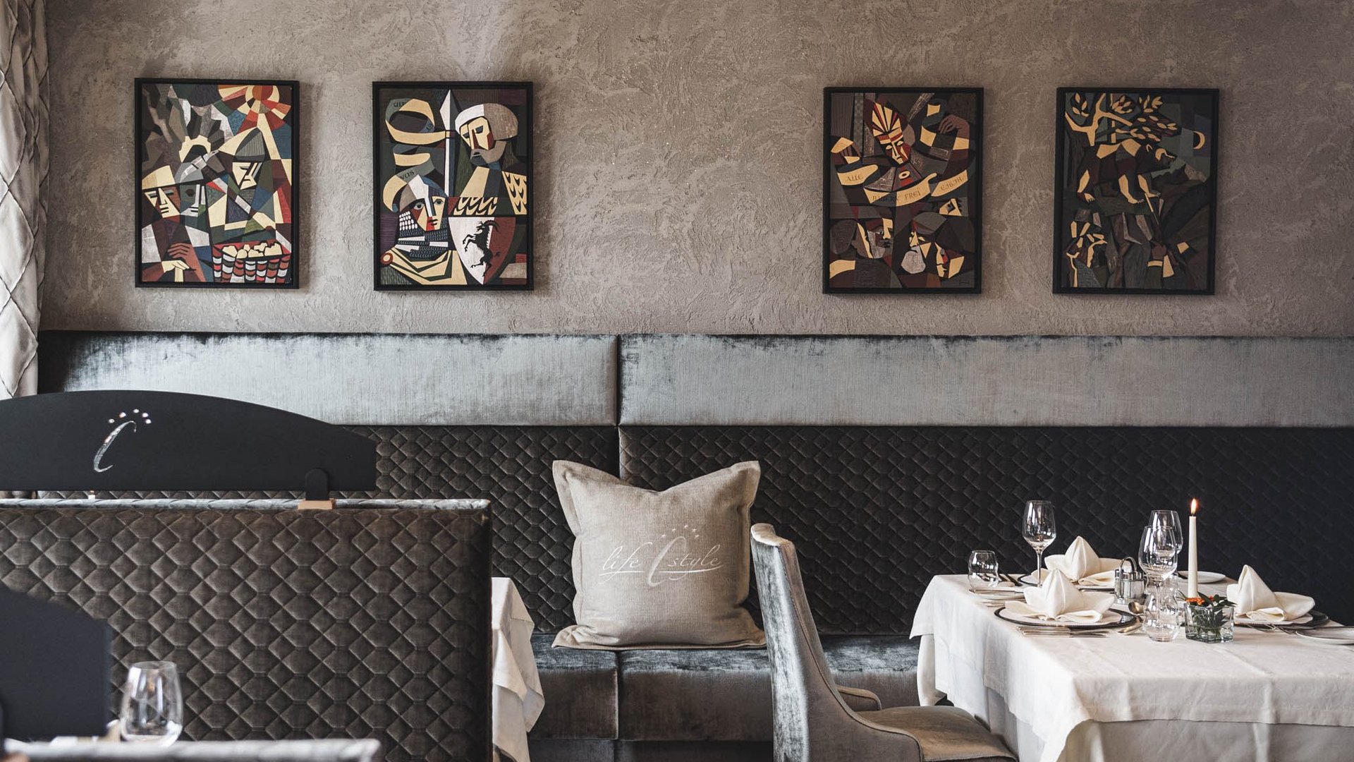 Wohlfühlurlaub im 5-Sterne-Hotel in Serfaus Elegantes Restaurantinterieur mit Gemälden und einem Kronleuchter