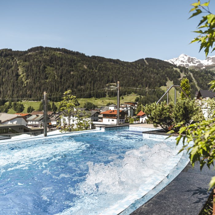 Wohlfühlurlaub im 5-Sterne-Hotel in Serfaus Whirlpool mit Bergblick im sonnigen Dorf im Sommer