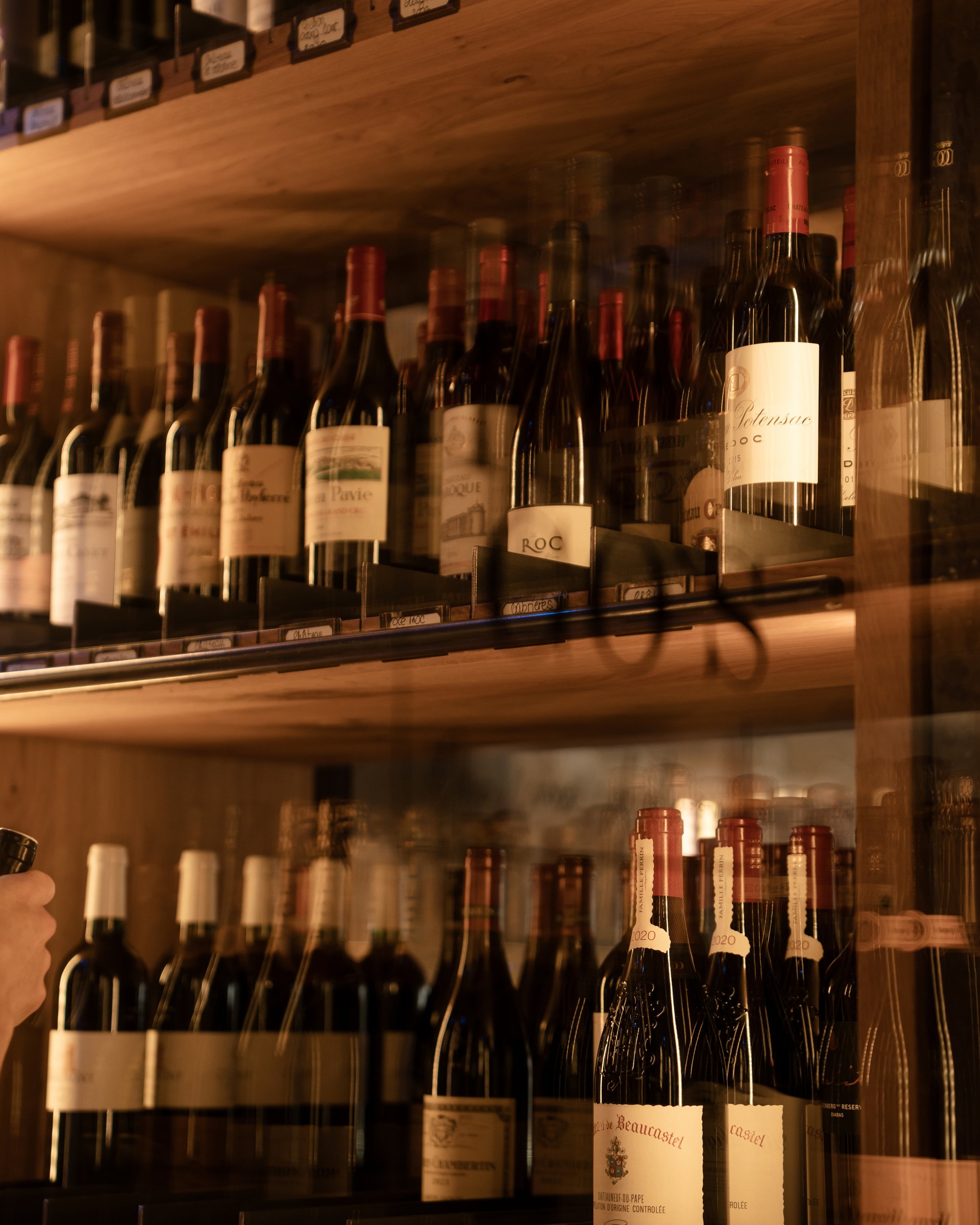 Wohlfühlurlaub im 5-Sterne-Hotel in Serfaus Regal mit verschiedenen Weinflaschen in einem Weinkeller