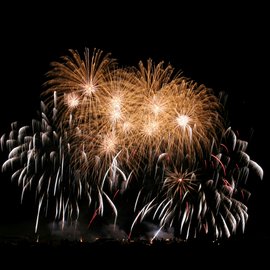 Wohlfühlurlaub im 5-Sterne-Hotel in Serfaus Goldene und weiße Feuerwerkskörper leuchten am Nachthimmel