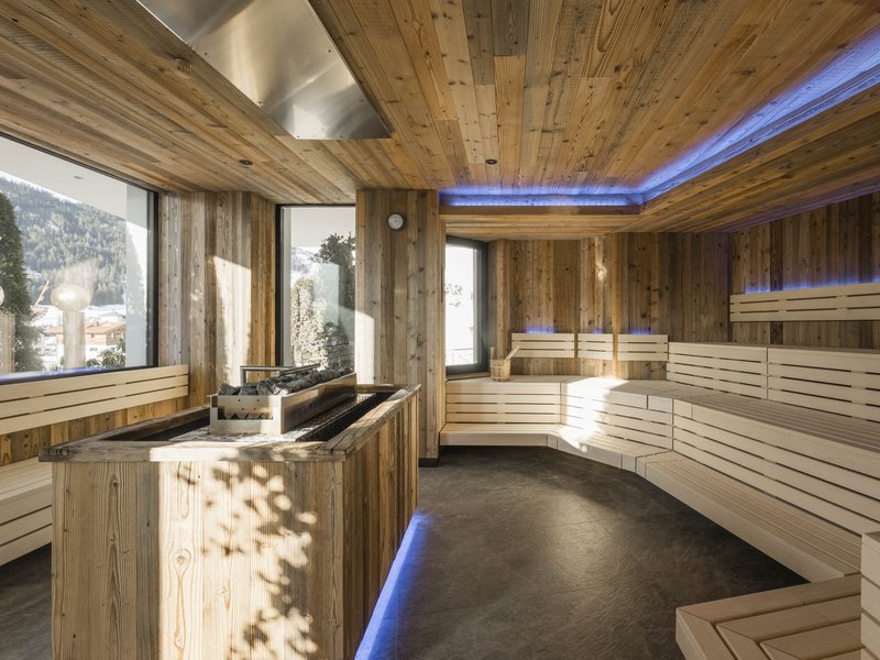 Wohlfühlurlaub im 5-Sterne-Hotel in Serfaus Moderne Sauna mit Holzverkleidung und Panoramafenstern mit Bergblick