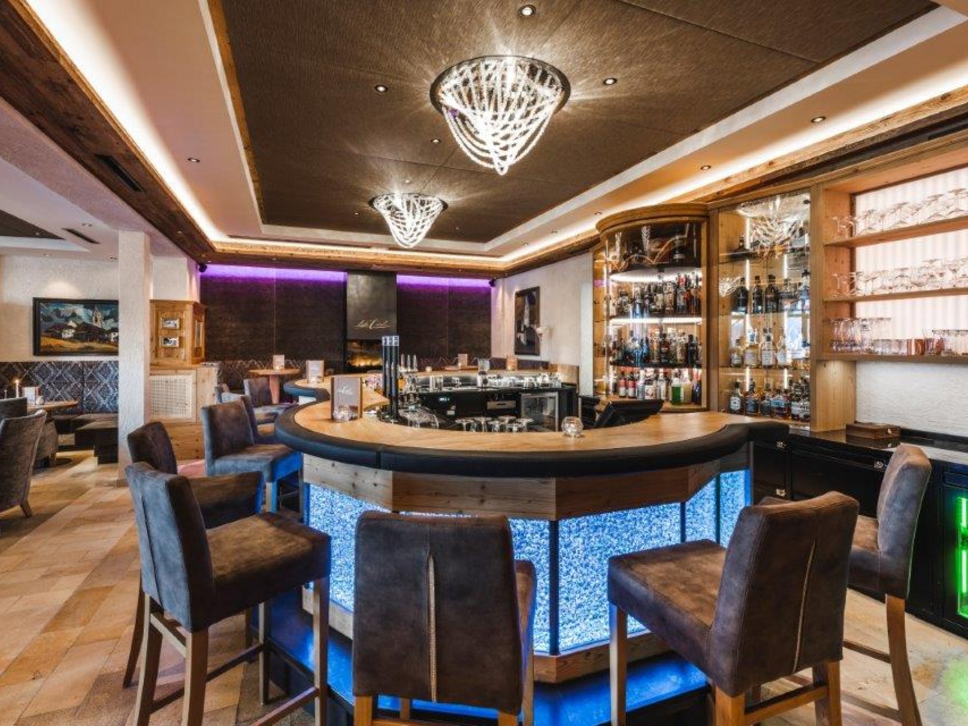 Wohlfühlurlaub im 5-Sterne-Hotel in Serfaus Moderne Bar mit beleuchtetem Tresen und gemütlichen Stühlen